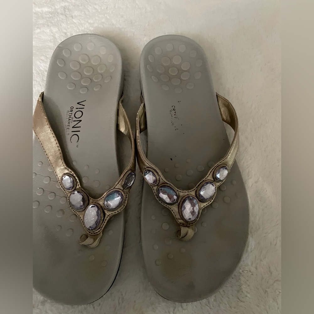 Vionic flip flops size 8.